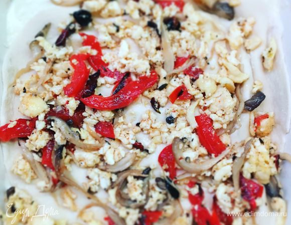 На дно формы для запекания наливаем соус так, чтобы он покрывал всю поверхность. На соус выкладываем первый лист, на него начинку и немного соуса (равномерно распределяем по начинке, не утрамбовывая). И так слой за слоем. 