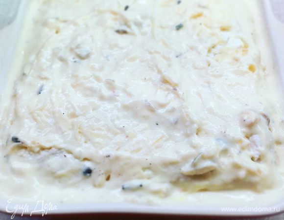 Последний лист смазываем рикоттой и посыпаем пармезаном. Наливаем сверху соус. Соус обязательно должен покрывать стенки лазаньи, если она прилегает очень плотно, помогите аккуратно раздвинуть края ножом. Выпекать в духовке  около 20 минут при 220°С.