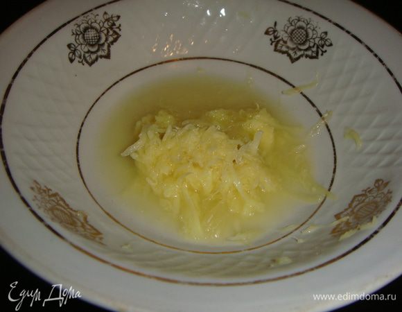 Корень имбиря почистить и натереть на средней терке. Из половины лимона выжать сок.