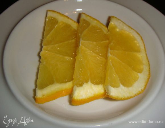 Апельсин нарезать дольками.
