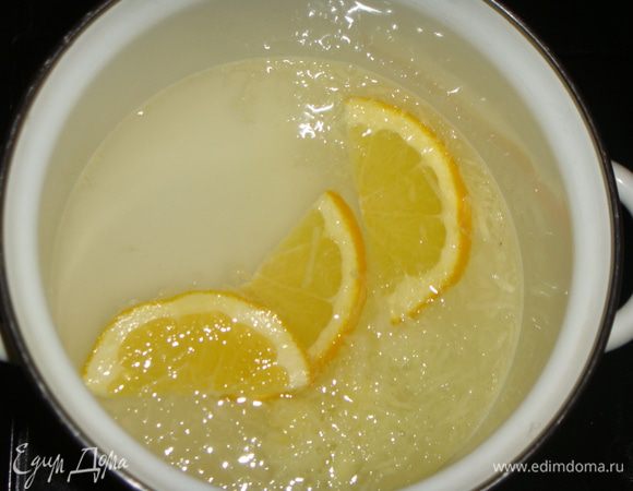Воду довести до кипения. Выложить в кастрюлю имбирь, добавить сок лимона, дольки апельсины и выключить газ. Кастрюлю накрыть крышкой и оставить настаиваться 30 минут.