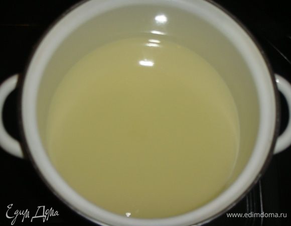 Имбирный напиток процедить и растворить в нем мед.