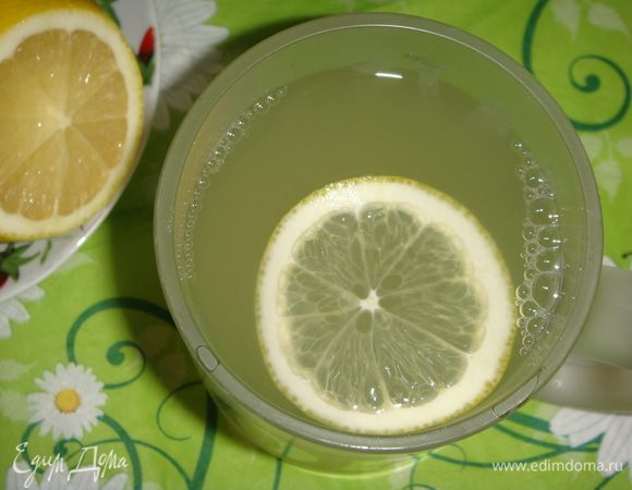 Разлить имбирный напиток по кружкам и положить по кружочку лимона. Пить теплым или холодным, как больше нравится. Для детей меда можно добавить побольше.