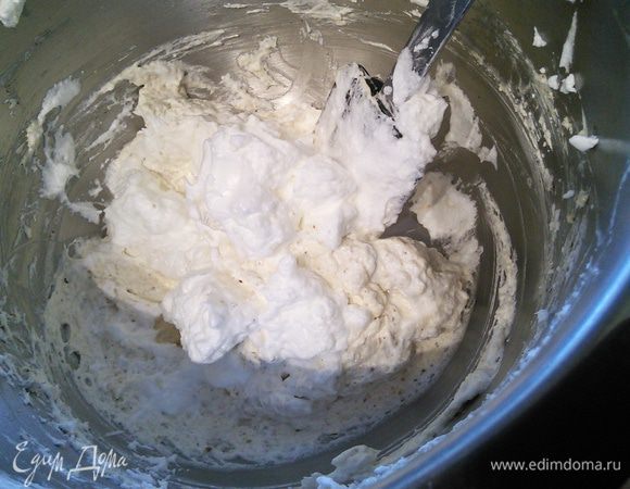 Не переставая взбивать, вводим маленькими порциями масляную смесь в белковую. Получаем муссовый крем. 