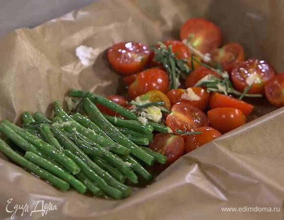 Небольшой противень выстелить бумагой для выпечки, выложить помидоры и фасоль, слегка полить оливковым маслом, посолить и поперчить, сверху разложить растертый чеснок с розмарином и запекать под разогретым грилем 5‒7 минут.