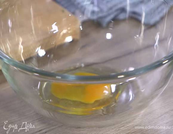 Яйцо слегка взбить вилкой.
