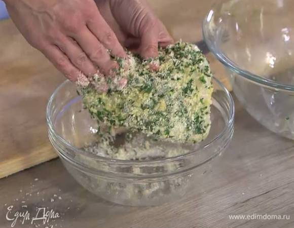 Рыбное филе обмакнуть в яйцо и со всех сторон обвалять в сухарях с травами, затем снова обмакнуть в яйцо и еще раз обвалять в сухарях.