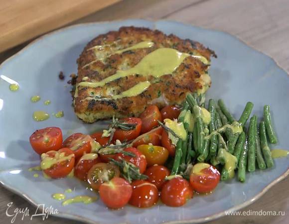 Запеченные овощи и рыбу выложить на тарелку и полить соусом.