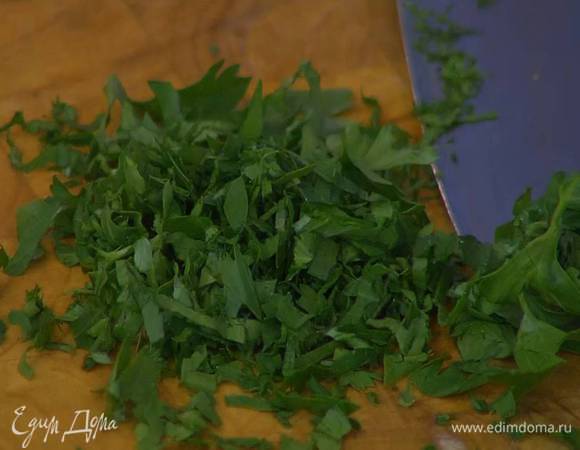 Петрушку мелко порубить.