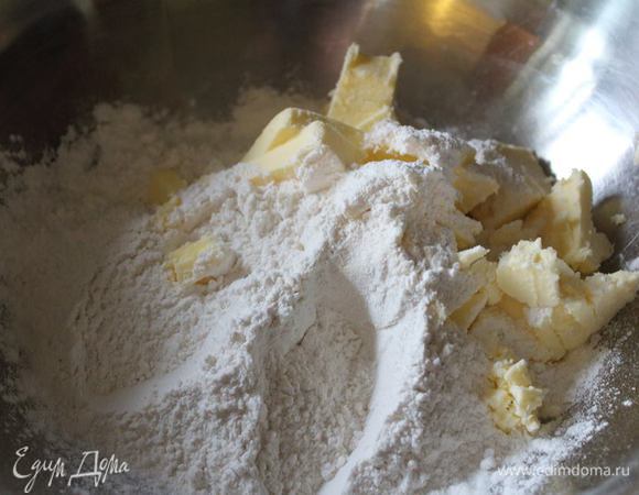 Холодное масло порубить кубиками и растереть с мукой в крошку.
