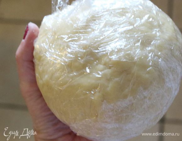 Отправить его в пленке в холодильник, пока будем заниматося начинкой.
