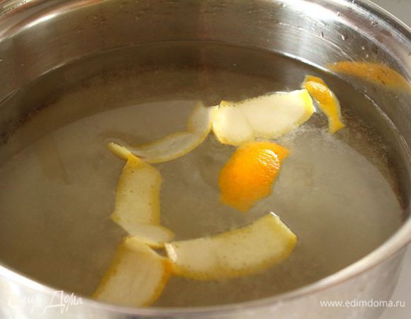 Для груш.
В кастрюлю наливаем воду, кладем сахар, цедру и сок лимона. Доводим до кипения.