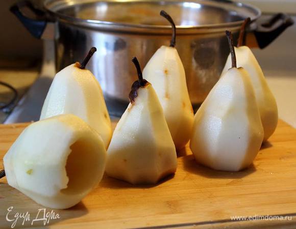 Груши очищаем от кожуры и серединок.