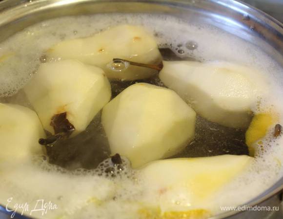 Закидываем груши в сироп. Варим от 5 до 20 минут, готовность проверяем ножиком. Должнен входить легко, но груша еще отлично держит форму.