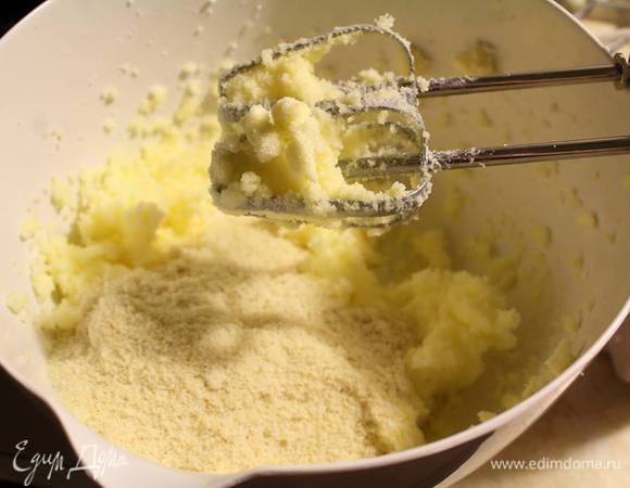 Размягченное масло взбиваем с сахаром добела. Затем вмешиваем миндальную муку.