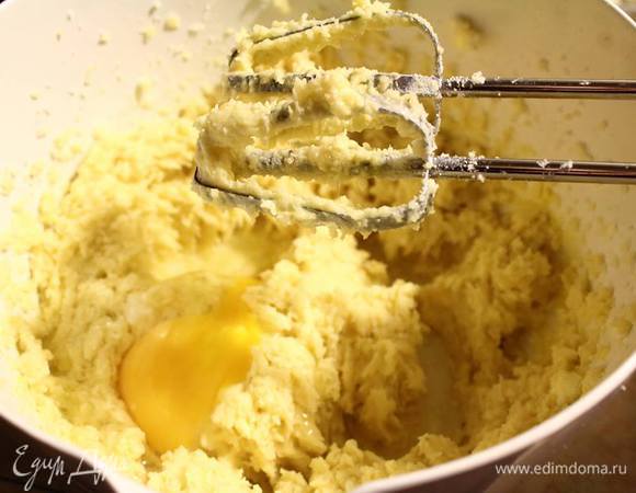По одному вмешиваем яйца.