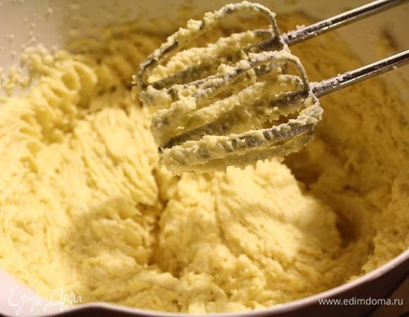 Добавляем муку и сливки на низкой скорости. Крем готов (я его есть готова прямо сырым :)) ).