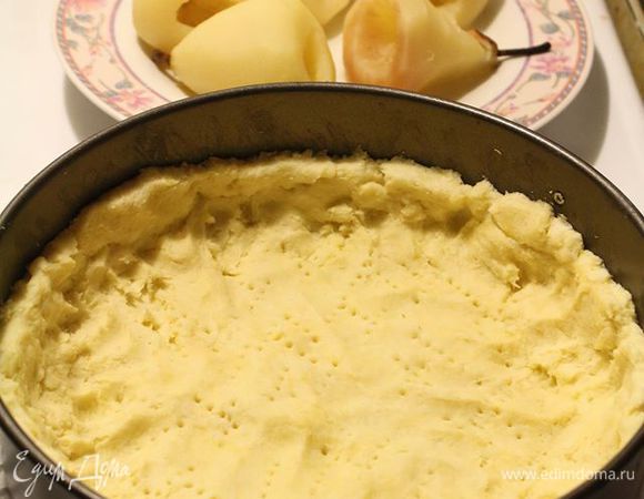 Тесто-основу вытаскиваем из холодильника, заполняем им форму (я сделала руками), дырявим вилкой по всему периметру.
Форма 26 см, застелена бумагой для выпечки.