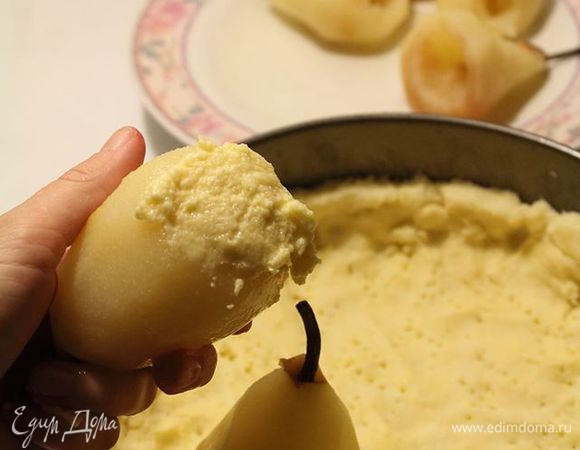 Груши наполняем кремом внутри и ставим их на основу.
