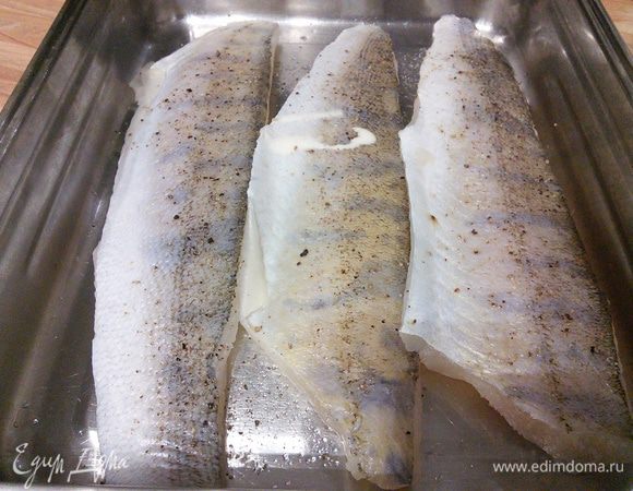 Рыбу вымыть, разделать на филе, удалить косточки, посолить и поперчить, сбрызнуть лимонным соком.  У меня судак. 