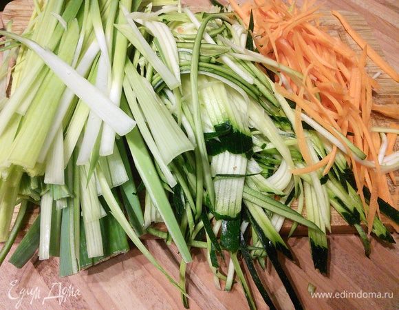 Порей, морковь, цукини (овощи берите не крупные) очистить, помыть и порезать тонкой соломкой. Шалот мелко порубить. 