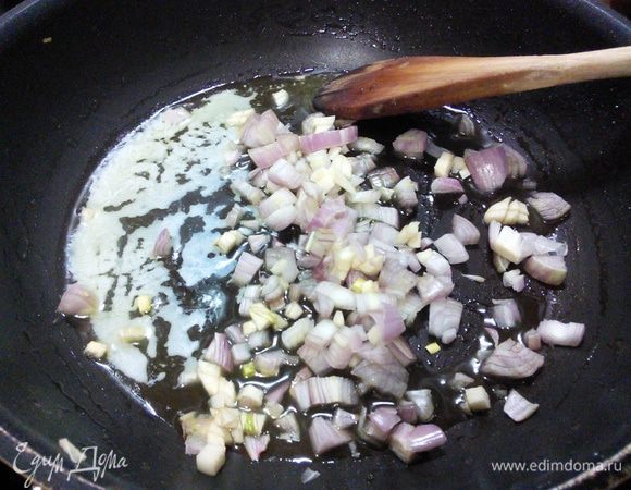 В идеале удобно начинать готовить прямо в форме, в которой рыбка будет запекаться. Если такой нет, подойдет сковорода. Итак, разогреть половину масла, пассеровать шалот и чеснок. 