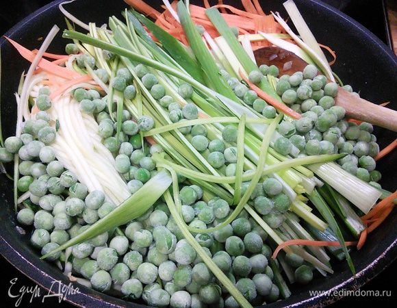 К шалоту добавить овощи и зеленый горошек, пассеровать все вместе в течении 2 — 3 минут, овощи должны  слегка опасть. Овощи выложить в форму для запекания (если вы делали на сковороде), посолить и поперчить по вкусу. 