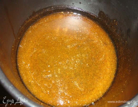 Приготовим маринад: смешать в кастрюле яблочный уксус, растительное масло, соль, перец красный и черный.