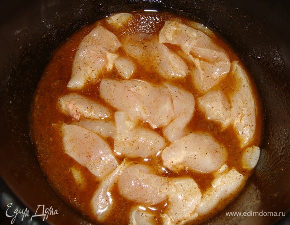 Куриное филе промыть и нарезать полосками. Выложить кусочки филе в кастрюльку и перемешать с маринадом. Убрать в холодильник на 1 час.