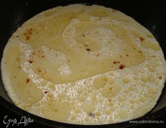 В сковороду с маслом влить сливки и прогреть на медленном огне в течение 5 минут.