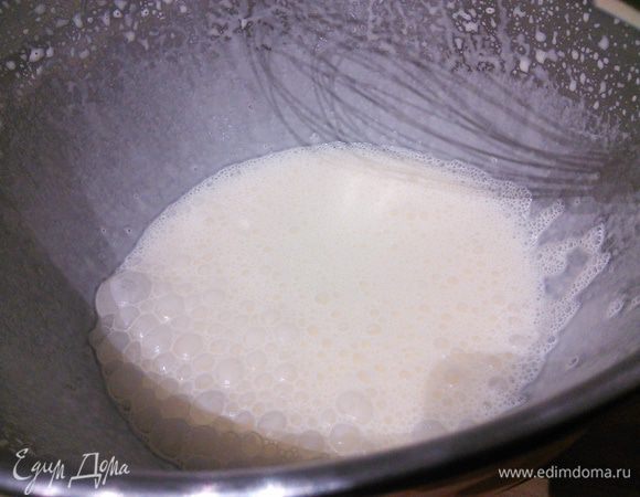 Соус уварить (без крышки) до половины количества жидкости. Снять с огня (важно!). Желток соединить со сливками, посолить и поперчить, взбить до состояния пены. Не переставая взбивать влить горячий уваренный рыбный соус, получается пенистый сливочный, не густой, но очень насыщенный ароматами соус. 