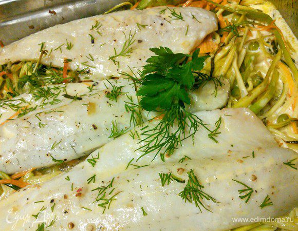 Полить рыбу с овощами пенкой, украсить укропом, подавать сразу. 