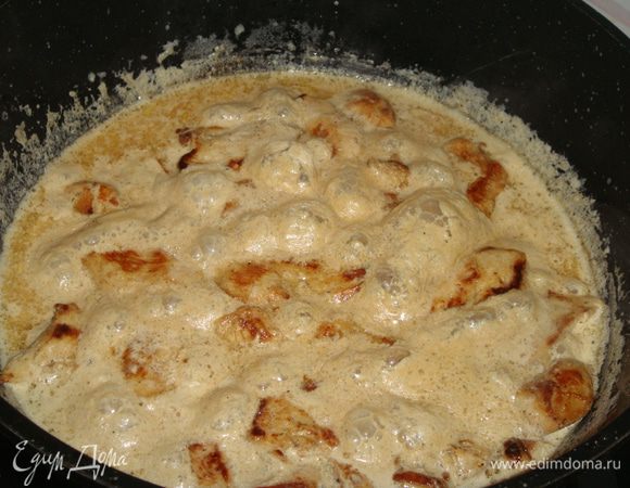 Выложить филе в сливки и тушить под закрытой крышкой 15 минут.