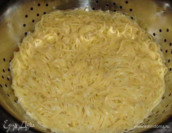 В подсоленной воде отварить яичную лапшу. Слить воду.