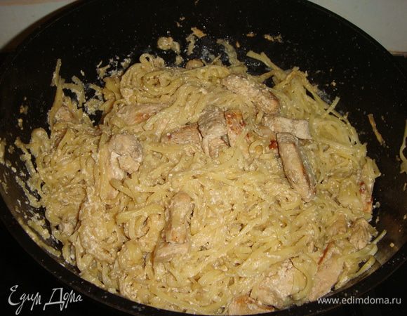 Лапшу выложить в сковороду и аккуратно перемешать с мясом. Прогреть пару минут. Разложить пасту по тарелкам и посыпать рубленой петрушкой.