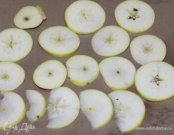 Небольшие яблоки нарезать дольками или небольшими кусочками. Смешать нарезанные яблоки с лимонным соком и сахаром, хорошо перемешать.