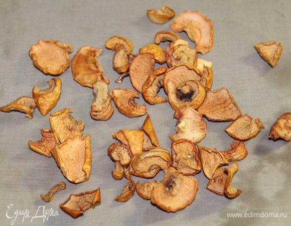 Разложить яблоки на противне в один слой, сушить в духовке при 100°С до готовности (это может занять от 1,5 до 2 часов, лучше не пересушивать). Остудить яблоки.