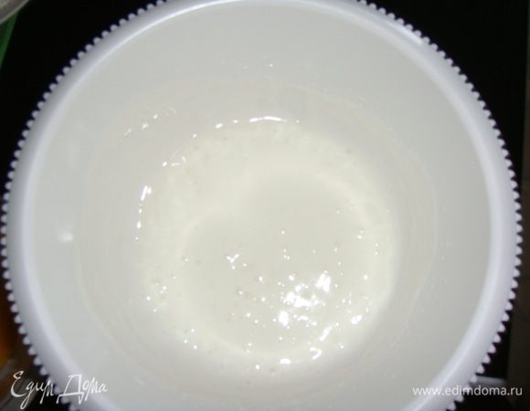 Яйца разделить на белки и желтки. В белки добавить 1/3 сахара и взбить в крутую пену.