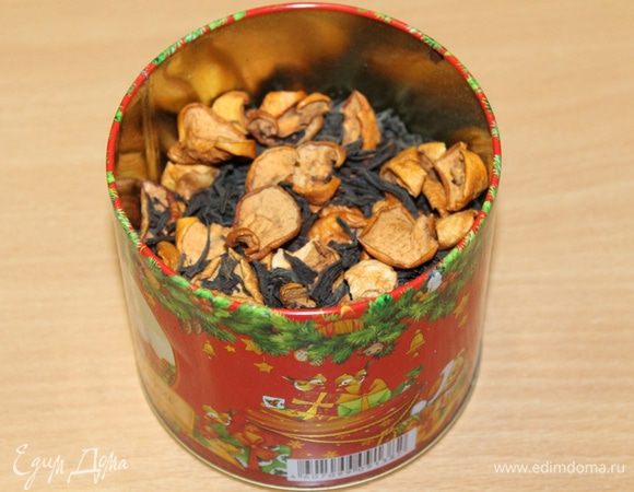 Положить в герметичный контейнер с крышкой и оставить настаиваться 2 недели.