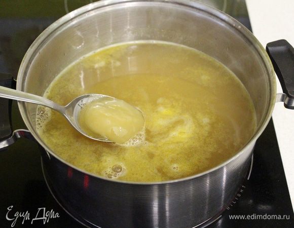 Смешайте яблочный, апельсиновый и лимонный соки. Добавьте мед (мед добавляйте по вкусу, для меня две ложки было многовато), поставить на медленный огонь до закипания.