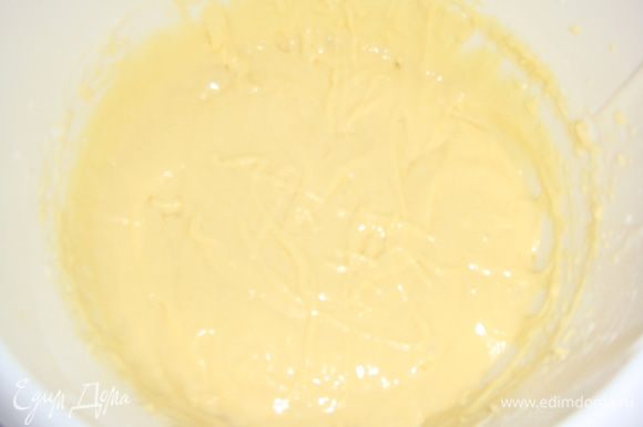 Белковую пену вмешать в тесто в три приема.