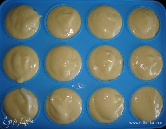 Тесто выложить в нижнюю часть силиконовой формы и накрыть верхней частью. Выпекать в предварительно разогретой духовке при температуре 180°С примерно 15 минут. Готовность проверить зубочисткой.