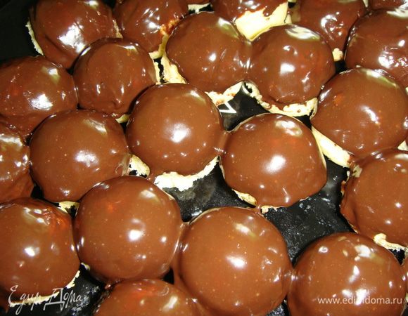 Шарики выложить на решетку и полить растопленным шоколадом.