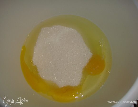 Слегка взбить яйца с сахаром и ванильным сахаром.