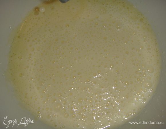 Влить кефир и масло, перемешать.