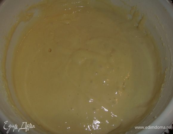 Постепенно добавлять просеянную с разрыхлителем муку, постоянно перемешивая тесто.