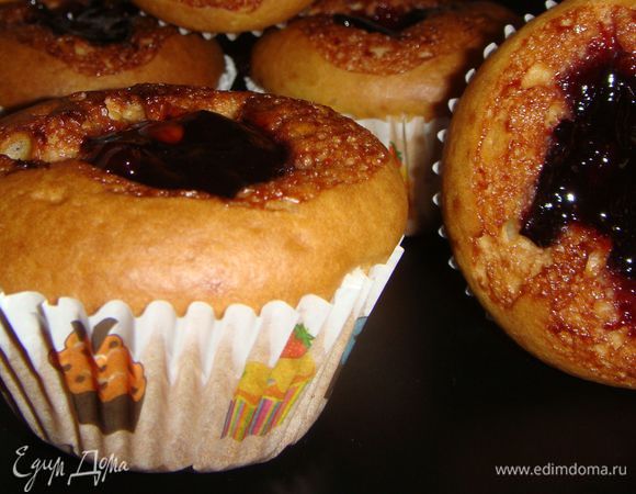 Выпекать маффины в предварительно разогретой до 180°С духовке 40 минут. Маффины остудить и подавать к чаю. 