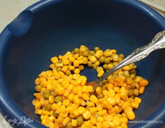 Яйца и картофель отварить, остудить и почистить.
Положить в салатник по 5 столовых ложек кукурузы и горошка.