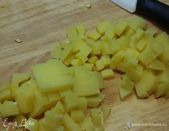 Картофель нарезать небольшими кубиками.
