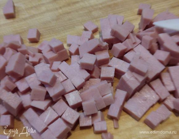Ветчину тоже нарезать кубиками.
